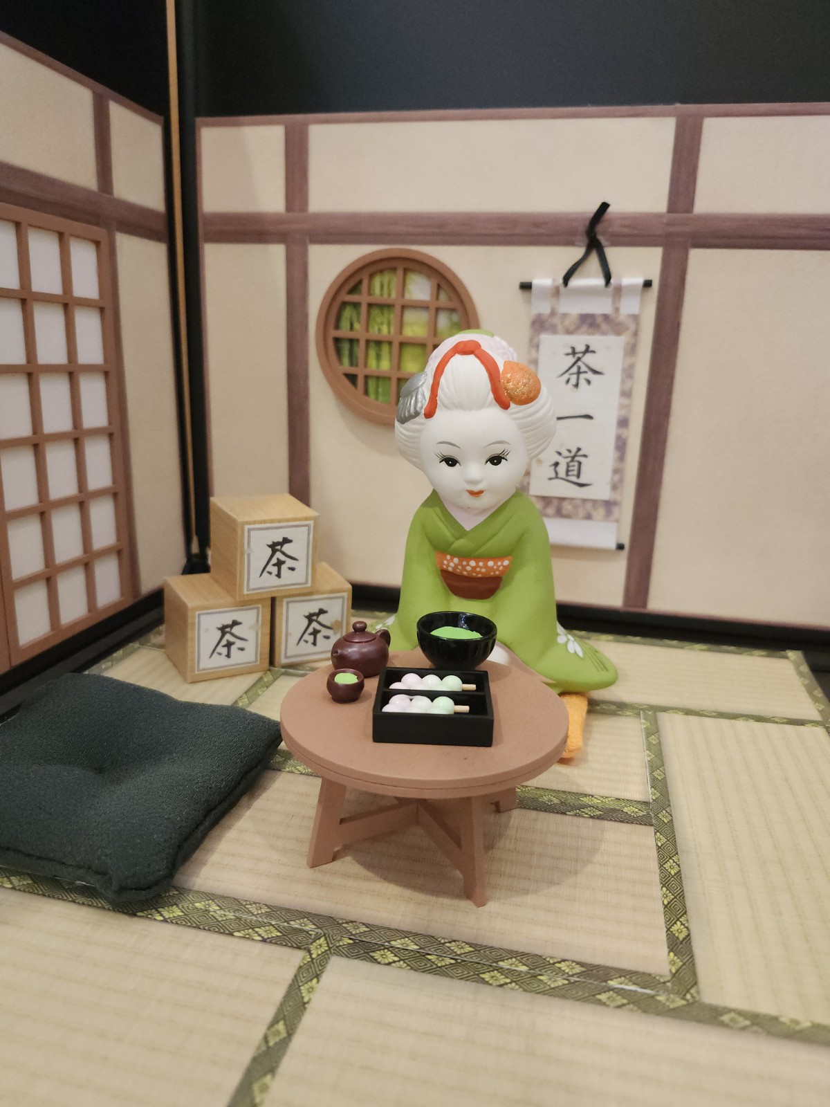 舞妓さんとお茶、お団子を飾ったMAIKO茶ブティック店内のフォトブース