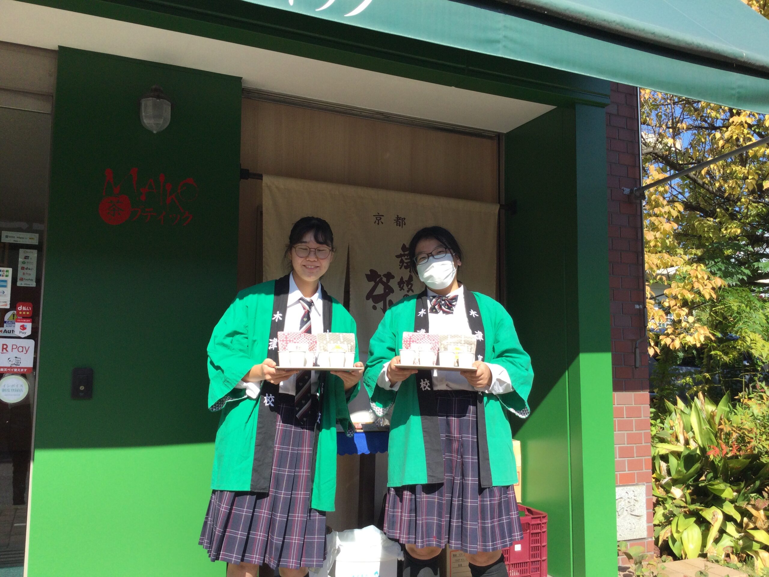 昨年の木津高校紅茶試飲販売会で紅茶を紹介する高校生