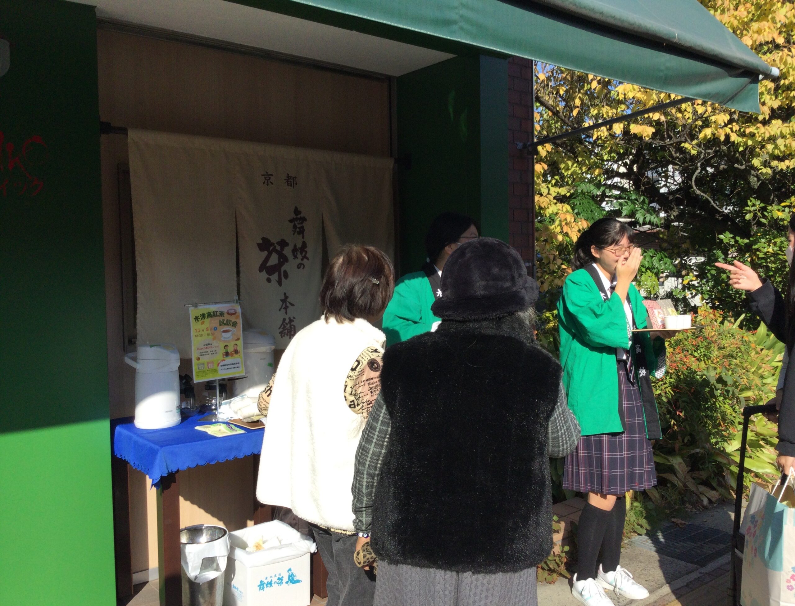 昨年の木津高校紅茶試飲販売会でお客様に紅茶を紹介している様子